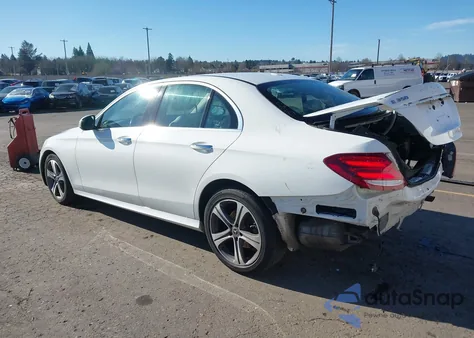 2020 Mercedes-Benz E 350 z USA, uszkodzony, nr VIN WDDZF8DB8LA702197